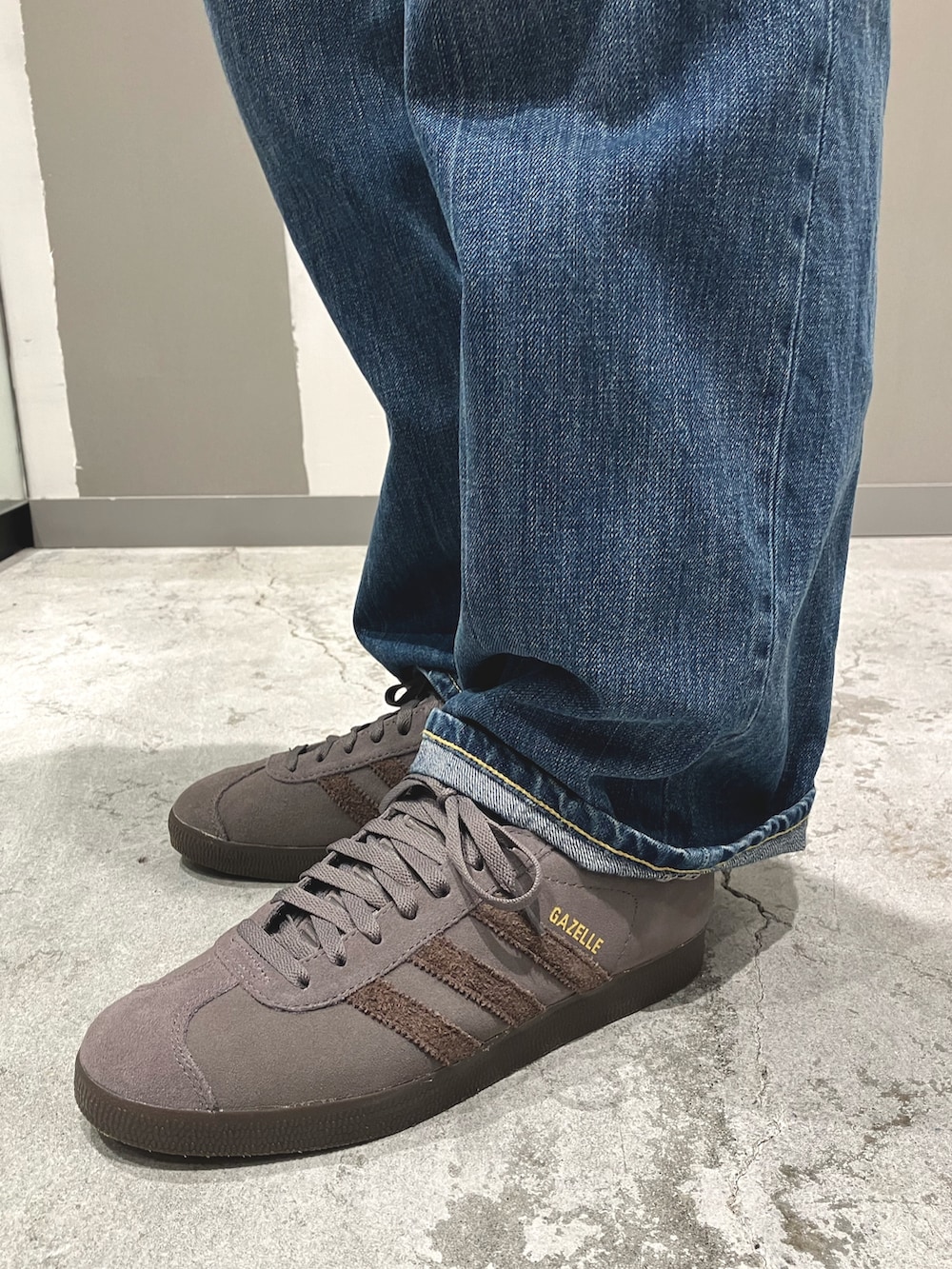 グレー系のスニーカー、ベージュ系のその他トップスを着用したメンズの秋コーディネートの2枚目の写真