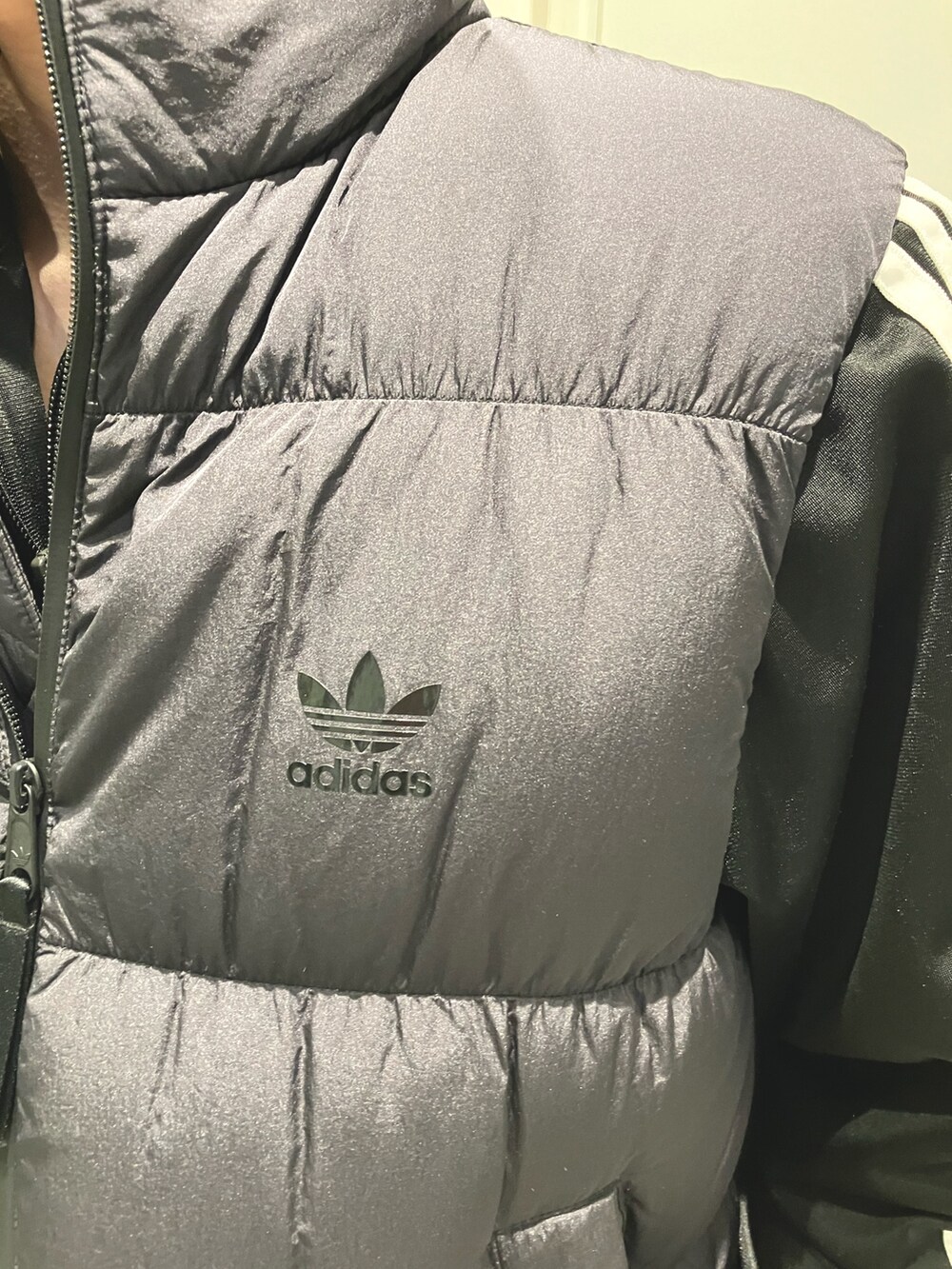 ブラック系のジャケット/アウター、ブラック系のジャージ、ホワイト系のその他パンツを着用したメンズの秋コーディネートの3枚目の写真