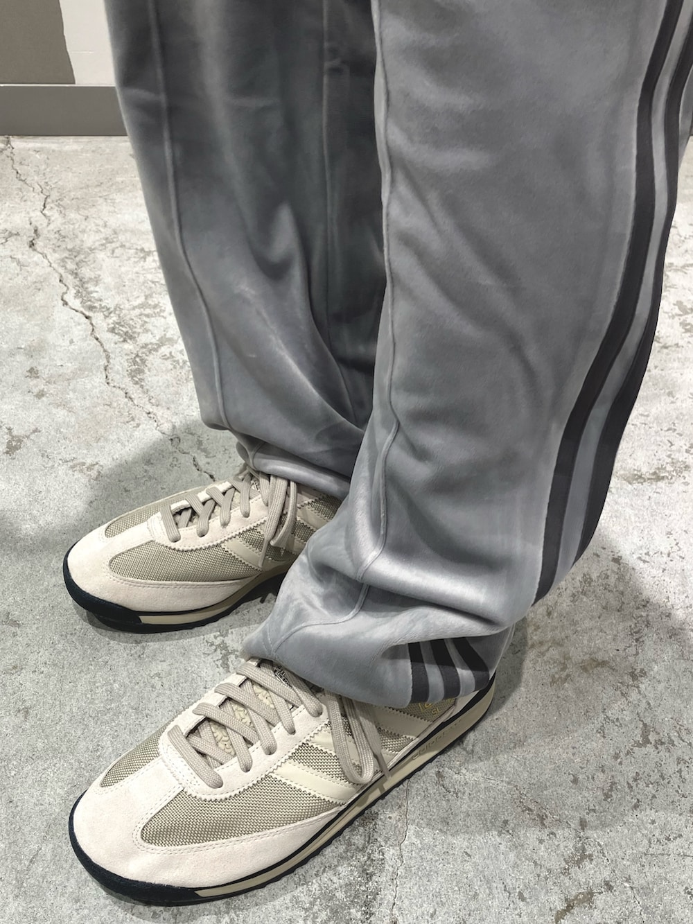 ベージュ系のシューズ、グレー系のジャージ、グレー系のその他パンツを着用したメンズの秋コーディネートの2枚目の写真