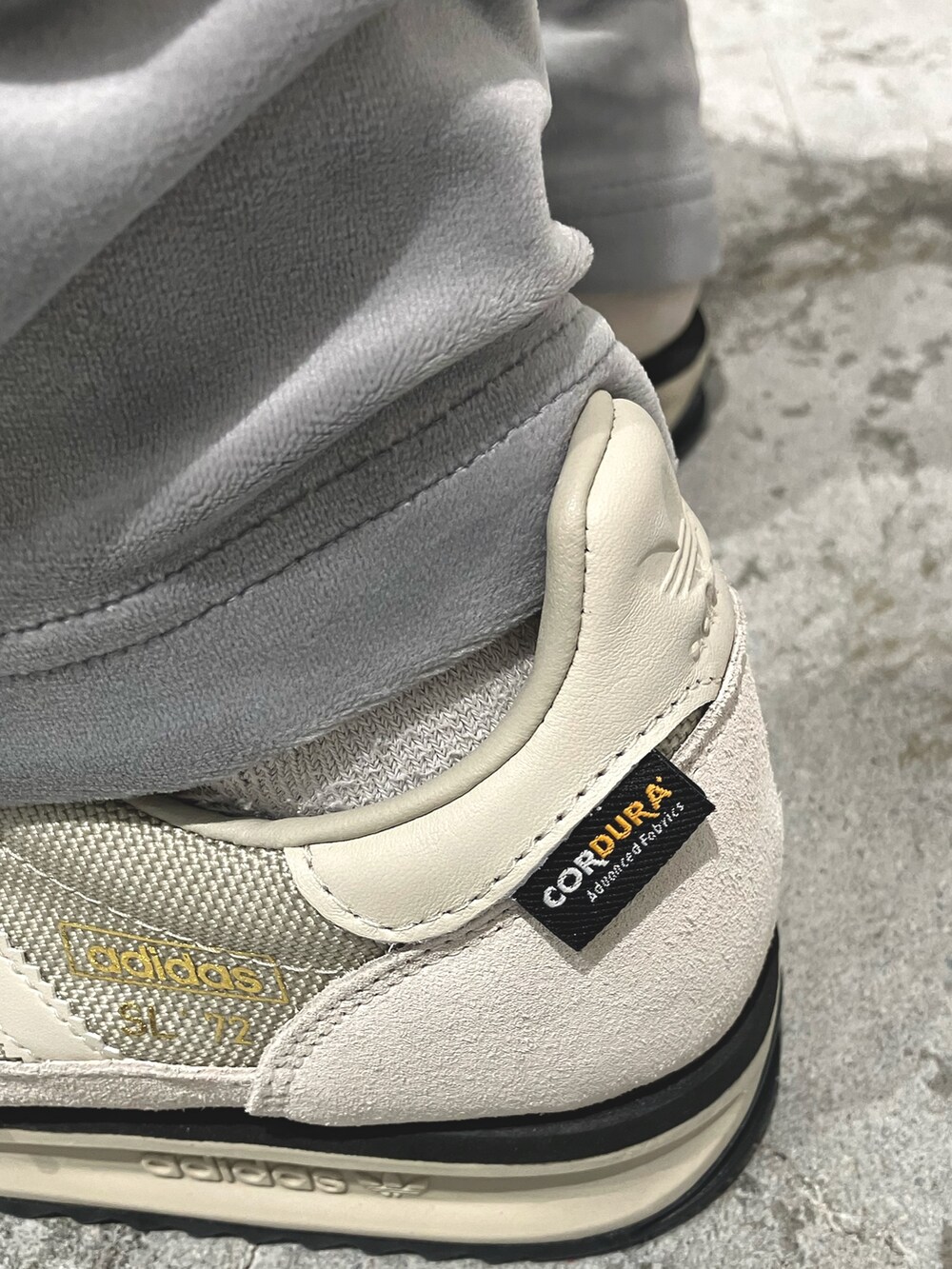 ベージュ系のシューズ、グレー系のジャージ、グレー系のその他パンツを着用したメンズの秋コーディネートの3枚目の写真