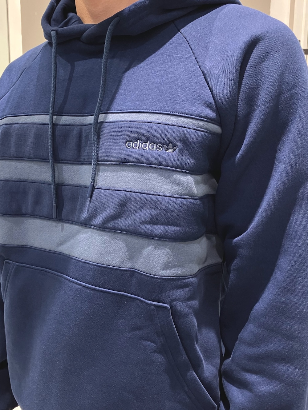 ブルー系のその他パンツ、ブルー系のジャージ、ブラック系のスニーカーを着用したメンズの秋コーディネートの2枚目の写真