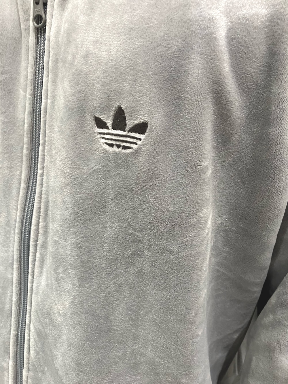 ベージュ系のシューズ、グレー系のジャージ、グレー系のその他パンツを着用したメンズの秋コーディネートの4枚目の写真