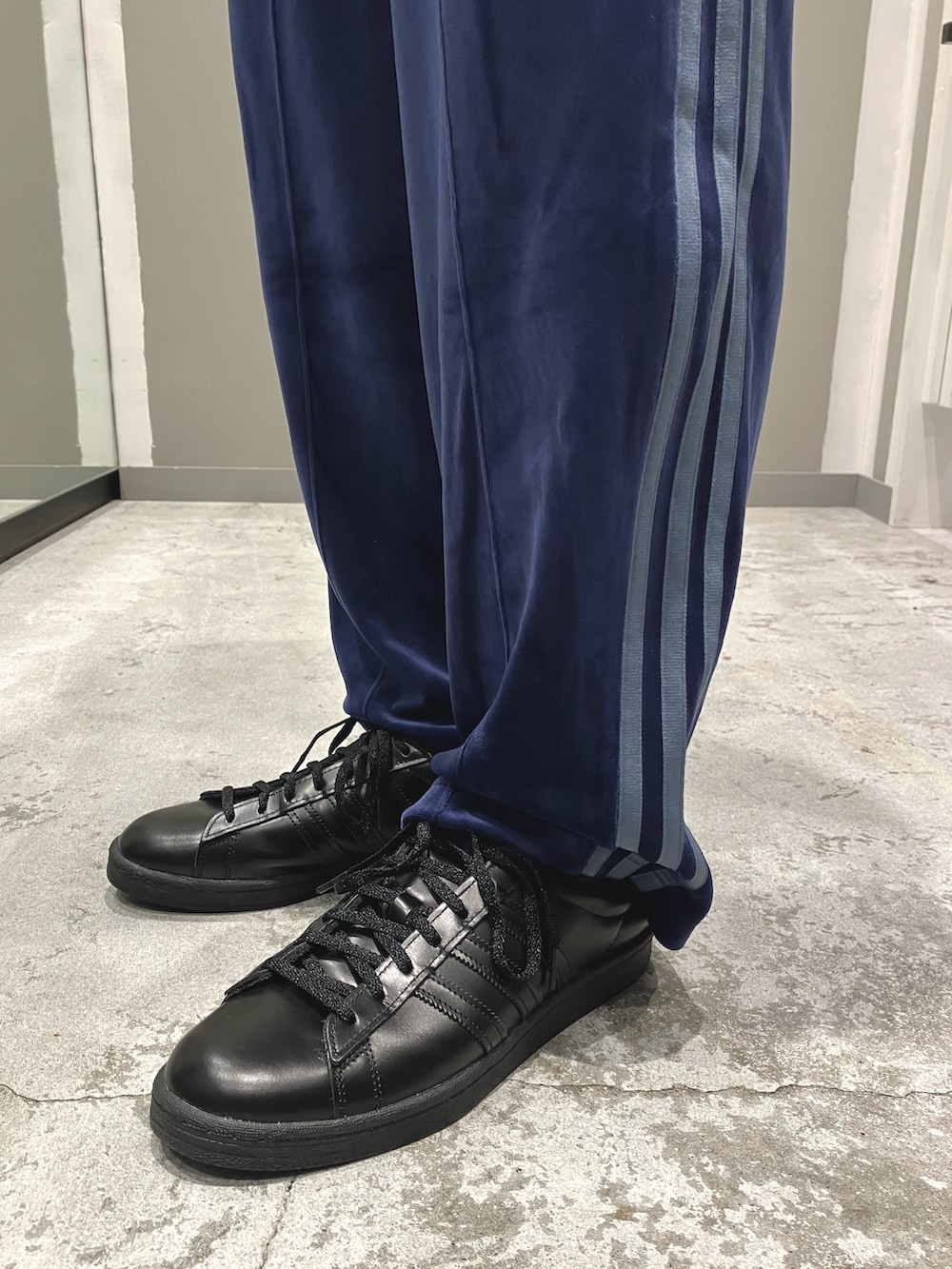 ブルー系のその他パンツ、ブルー系のジャージ、ブラック系のスニーカーを着用したメンズの秋コーディネートの3枚目の写真