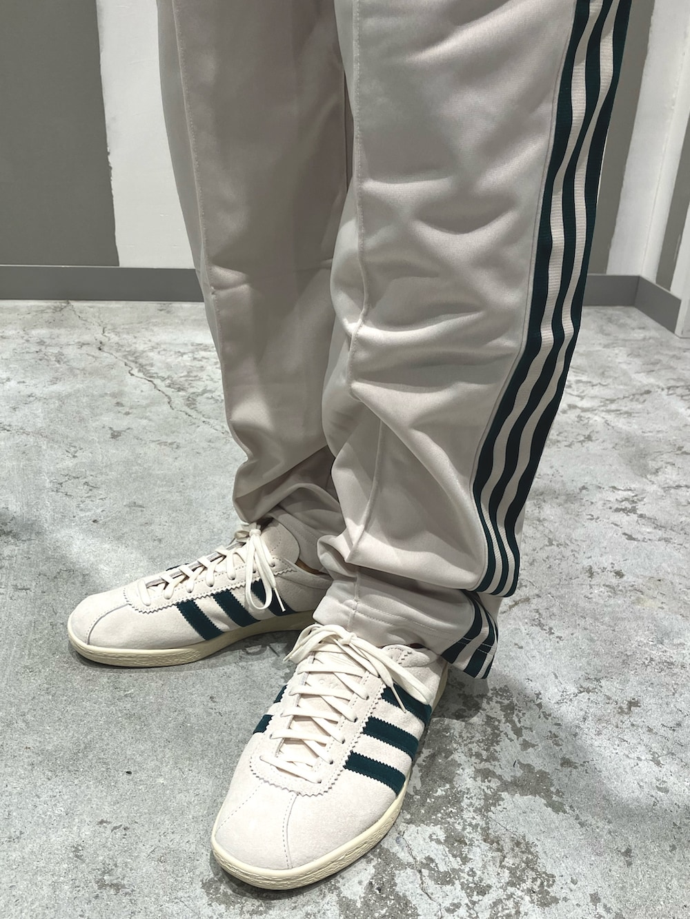 ブラウン系のジャージ、ブラウン系のスウェットパンツ、ホワイト系のシューズを着用したメンズの秋コーディネートの2枚目の写真