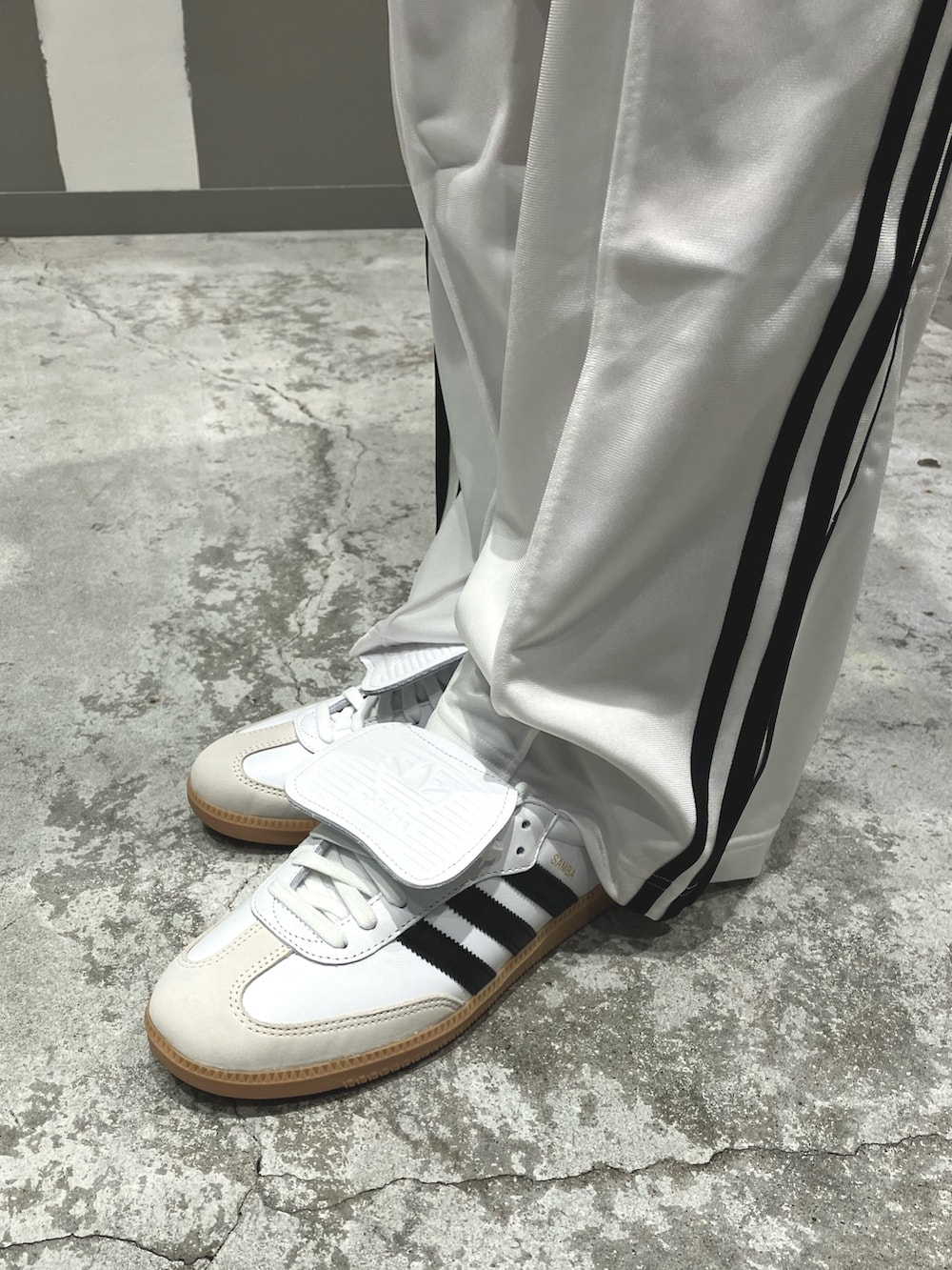 ブラック系のジャケット/アウター、ブラック系のジャージ、ホワイト系のその他パンツを着用したメンズの秋コーディネートの2枚目の写真