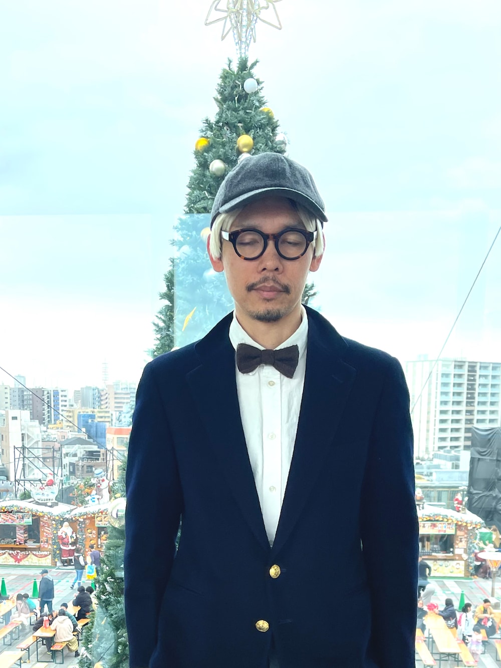 ブルー系のテーラードジャケット、ホワイト系のシャツ/ブラウス、グレー系のスラックスを着用したメンズの冬コーディネートの2枚目の写真