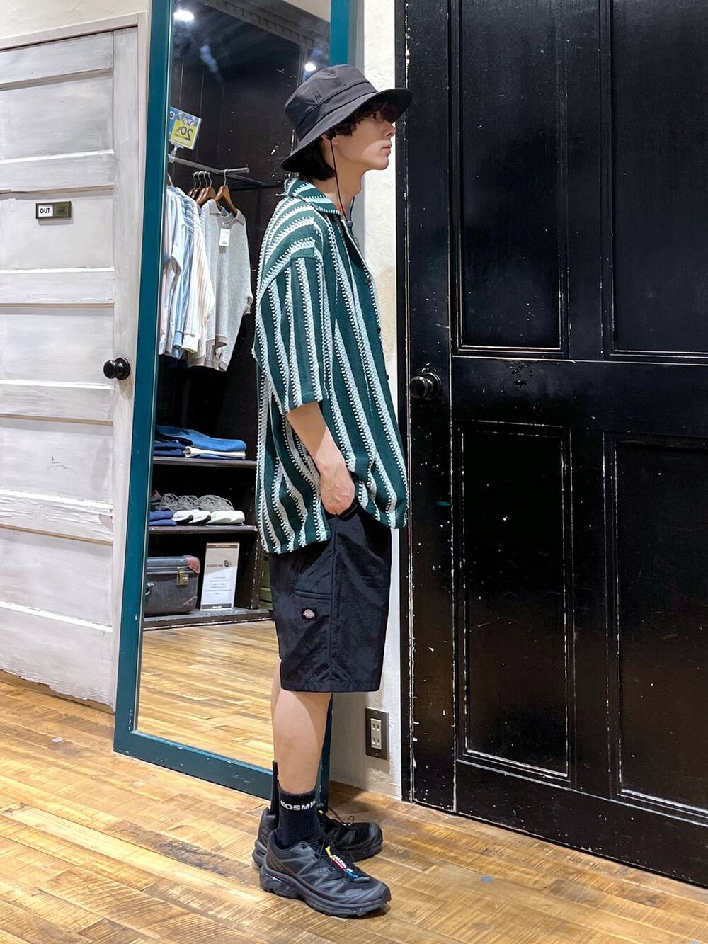 ブラック系のその他パンツ、グリーン系のシャツ/ブラウス、オレンジ系のTシャツ/カットソーを着用したメンズの夏コーディネートの2枚目の写真