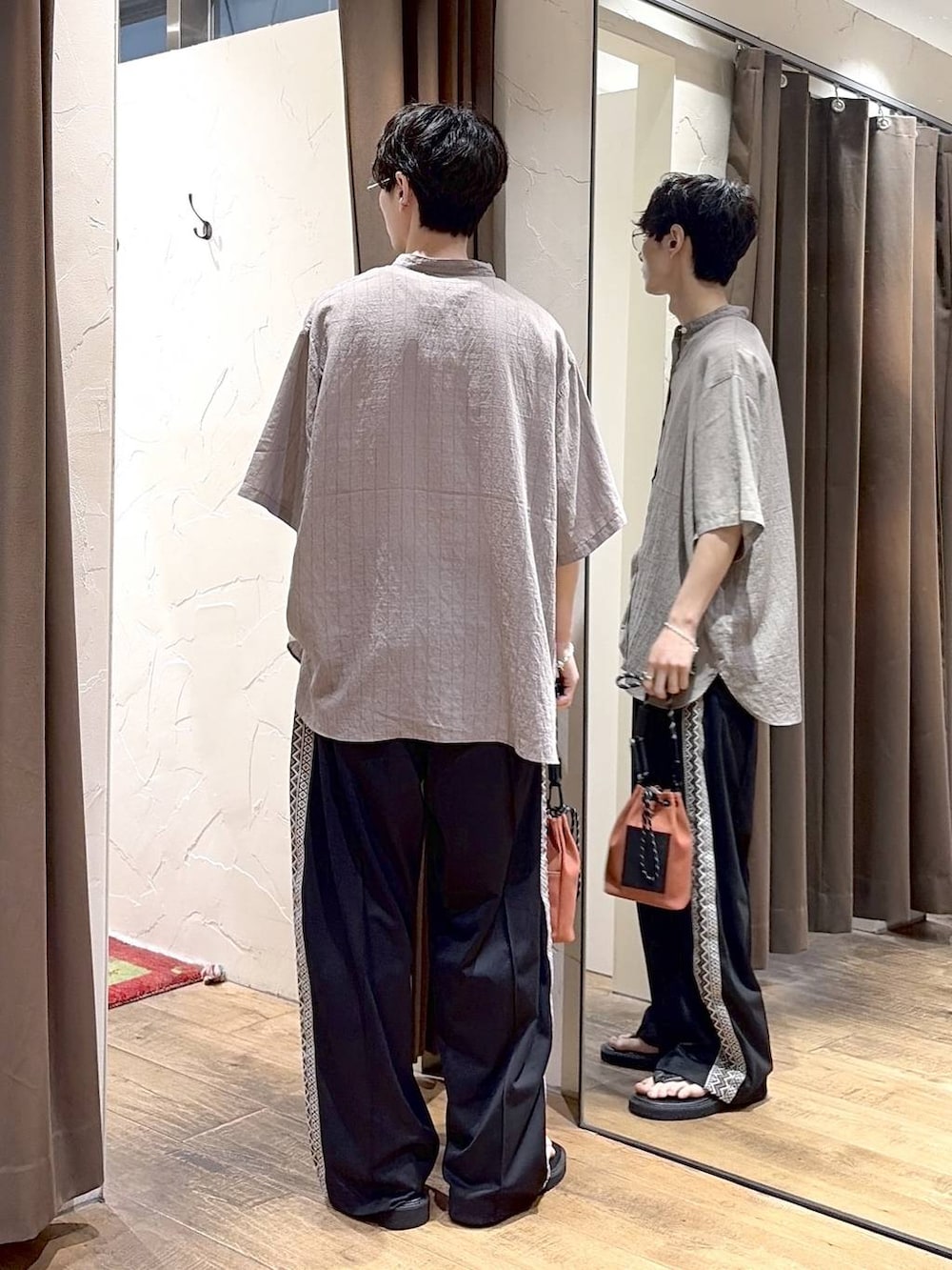 ブラック系のその他パンツ、オレンジ系のショルダーバッグ、グレー系のシャツ/ブラウスを着用したメンズの夏コーディネートの4枚目の写真