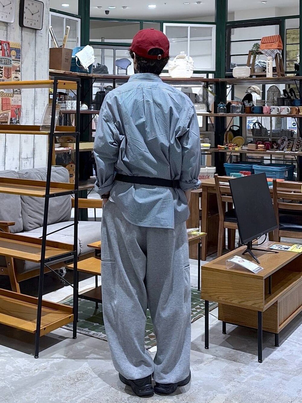 ブラック系のボディバッグ/ウエストポーチ、その他のシャツ/ブラウス、グレー系のスウェットパンツを着用したメンズの春コーディネートの4枚目の写真