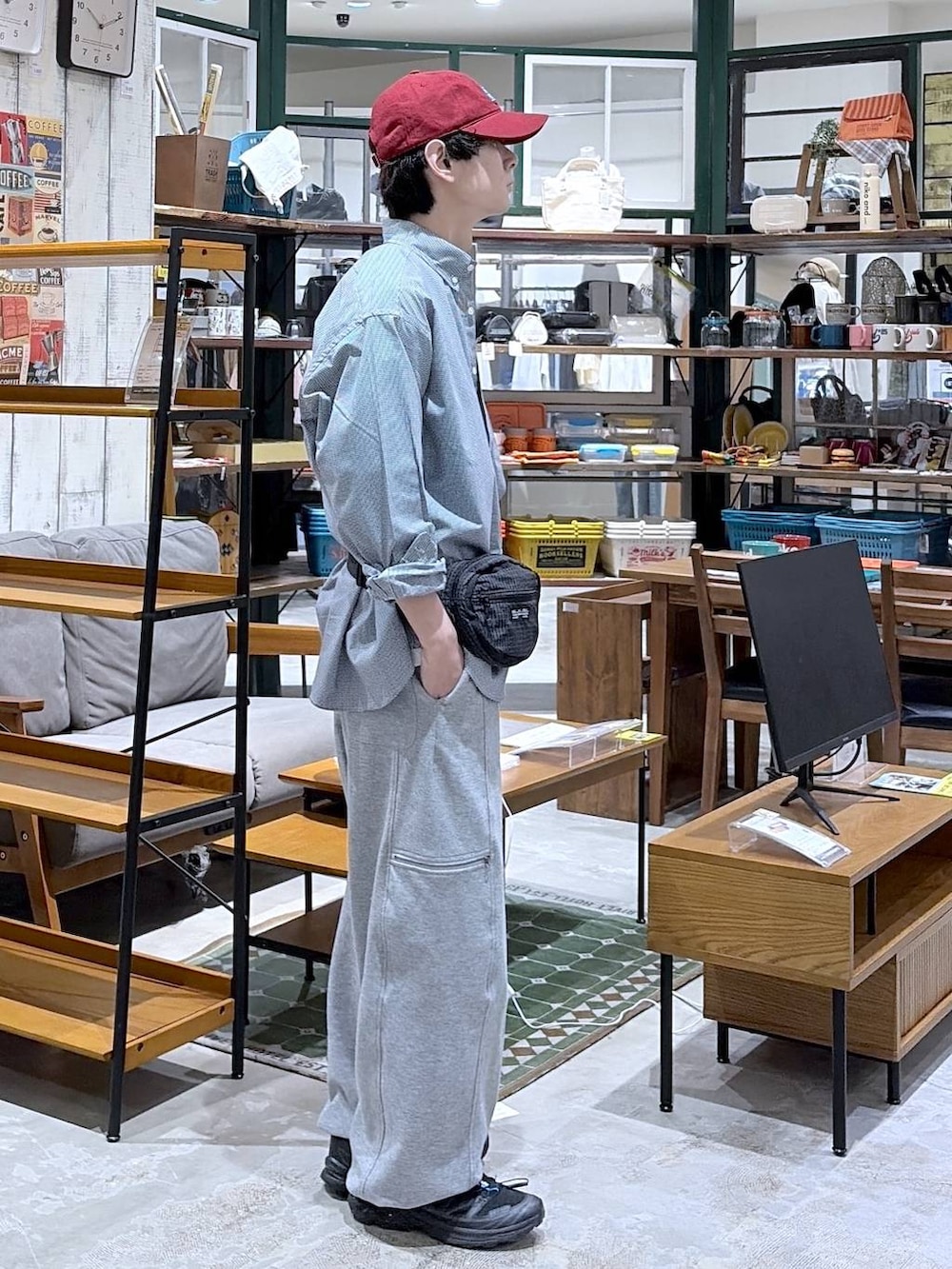 ブラック系のボディバッグ/ウエストポーチ、その他のシャツ/ブラウス、グレー系のスウェットパンツを着用したメンズの春コーディネートの2枚目の写真