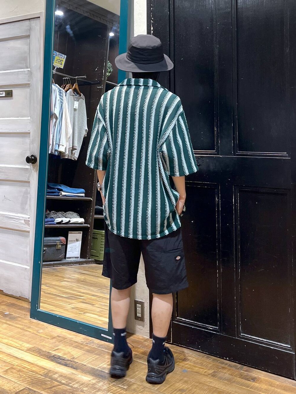ブラック系のその他パンツ、グリーン系のシャツ/ブラウス、オレンジ系のTシャツ/カットソーを着用したメンズの夏コーディネートの4枚目の写真