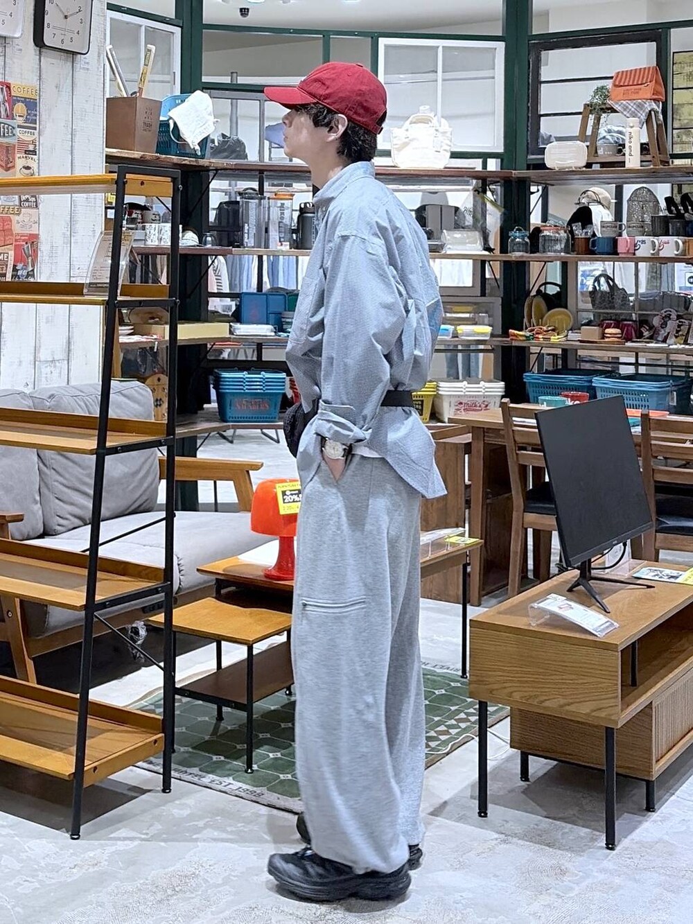 ブラック系のボディバッグ/ウエストポーチ、その他のシャツ/ブラウス、グレー系のスウェットパンツを着用したメンズの春コーディネートの3枚目の写真