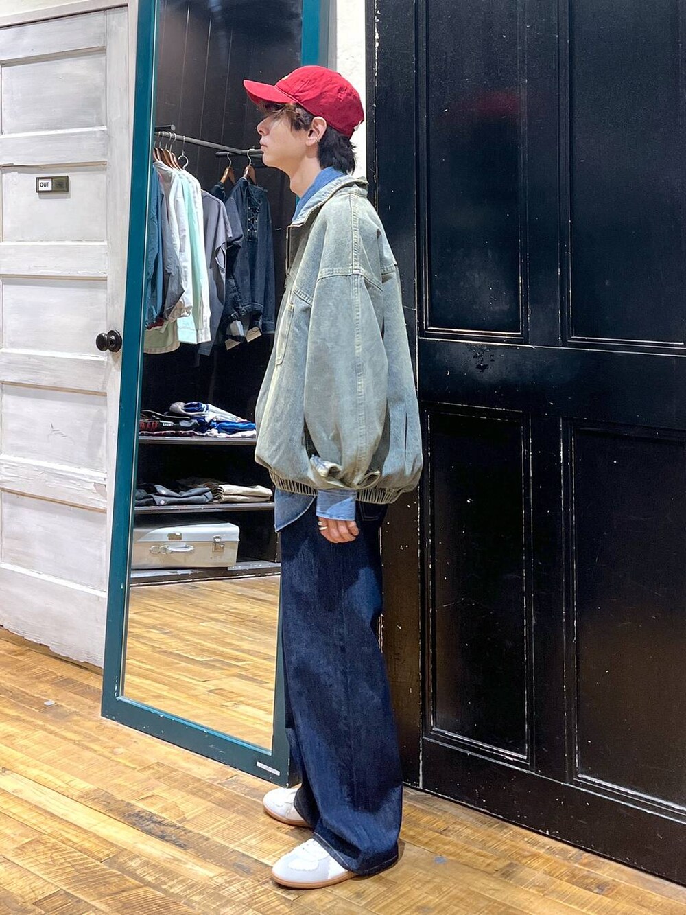 ブルー系のデニムパンツ、ブルー系のその他トップス、ブルー系のシャツ/ブラウスを着用したメンズの秋コーディネートの3枚目の写真