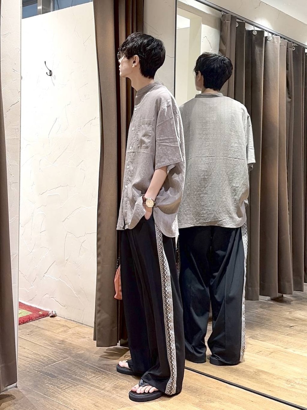 ブラック系のその他パンツ、オレンジ系のショルダーバッグ、グレー系のシャツ/ブラウスを着用したメンズの夏コーディネートの3枚目の写真