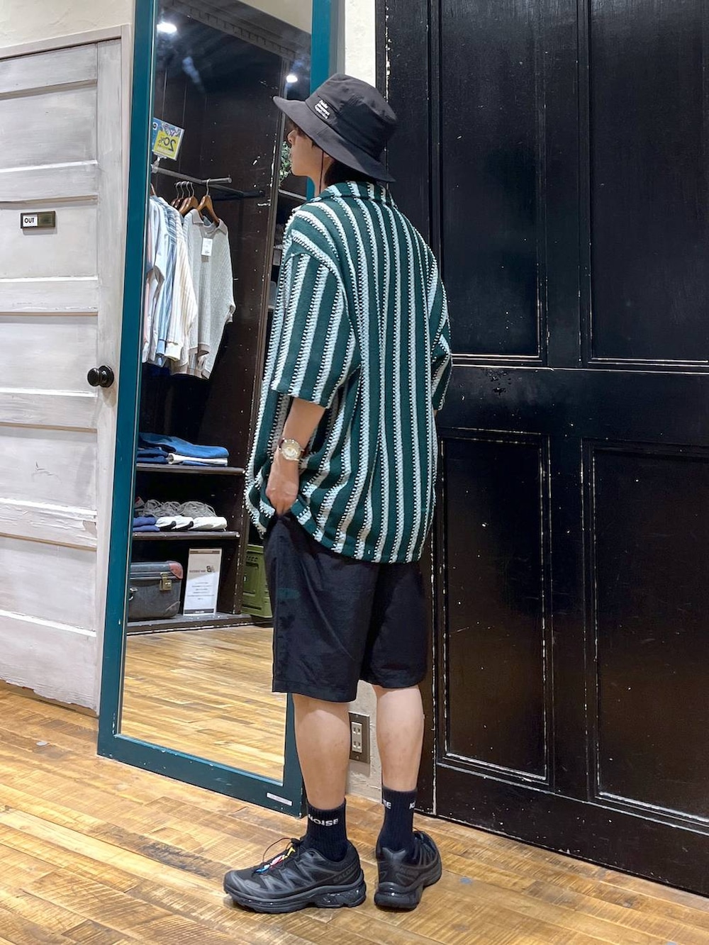 ブラック系のその他パンツ、グリーン系のシャツ/ブラウス、オレンジ系のTシャツ/カットソーを着用したメンズの夏コーディネートの3枚目の写真