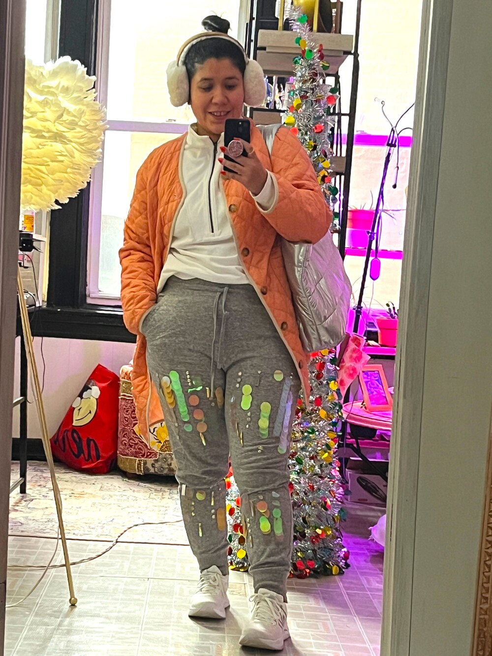 「sparkles、sweatpants、zipper、quilted jacket、comfychic」｜「J.CREWのアイテム（その他アウター、オレンジ系）」を使った、chrisara1さん（レディース・157cm）の冬コーディネートの2枚目の写真