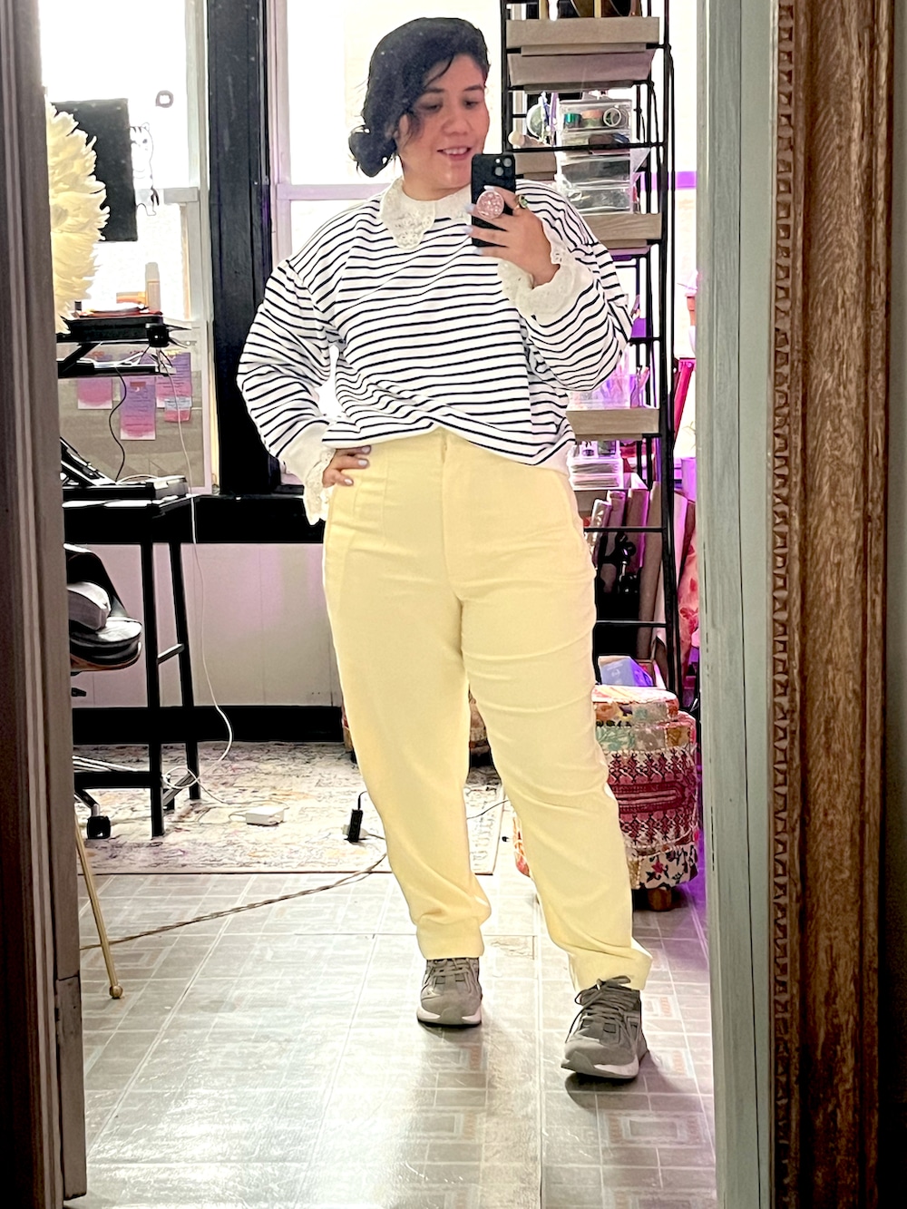 「office style、puffercoat、pastels、striped shirt」｜「ZARAのアイテム（その他パンツ、イエロー系）」を使った、chrisara1さん（レディース・157cm）の秋コーディネートの2枚目の写真