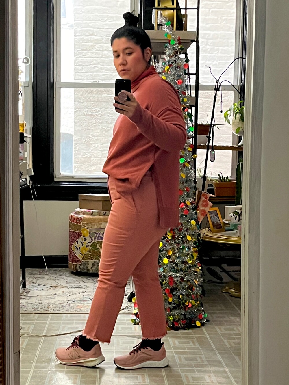 「monotone、cozystyle、clay、comfychic」｜「tjmaxxのアイテム（スウェット、ピンク系）」を使った、chrisara1さん（レディース・157cm）の冬コーディネートの2枚目の写真