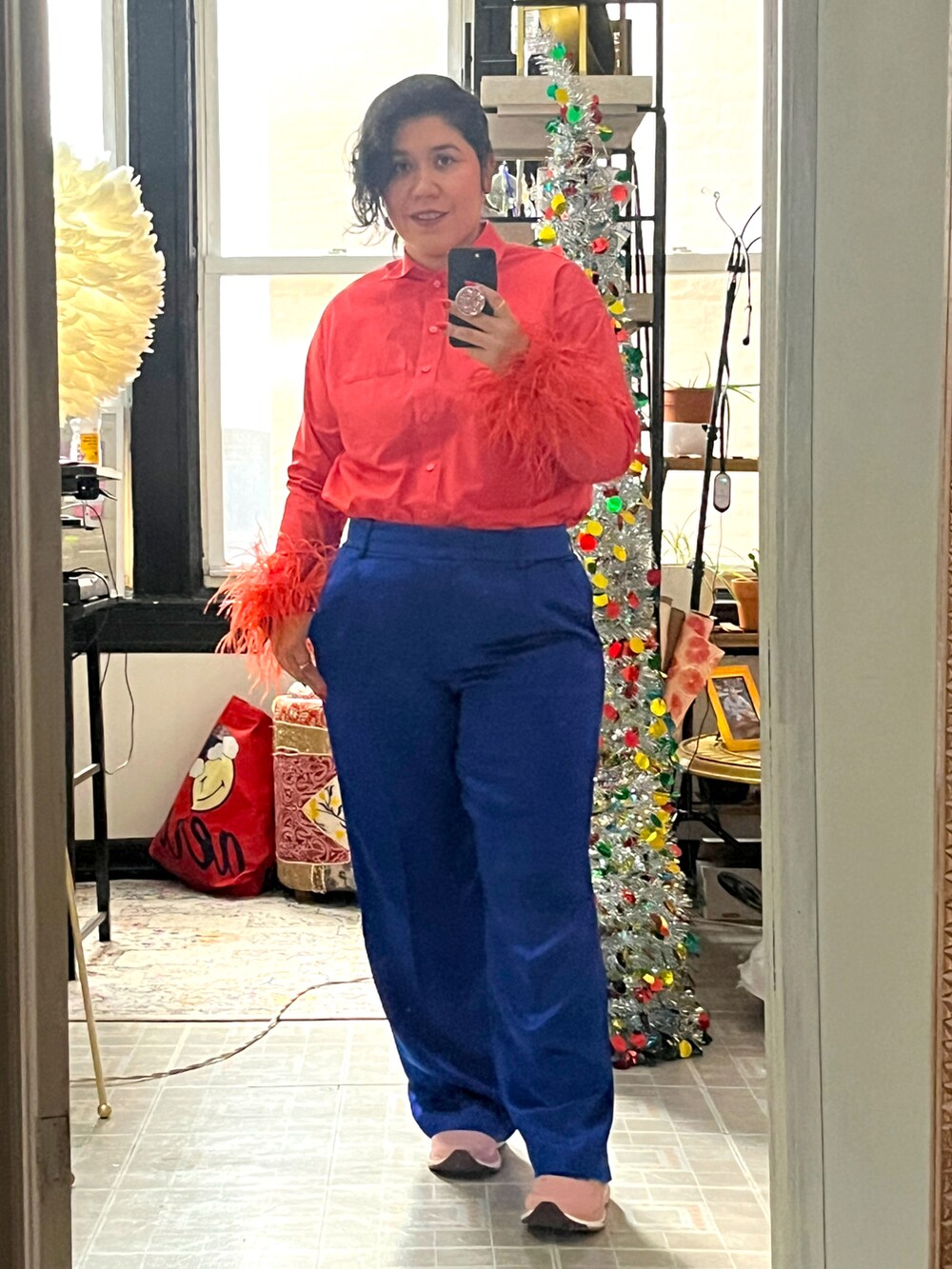 「Feathers、buttondown、satinpants、holiday、bright colors」｜「J.CREWのアイテム（スラックス、ブルー系）」を使った、chrisara1さん（レディース・157cm）の冬コーディネートの2枚目の写真