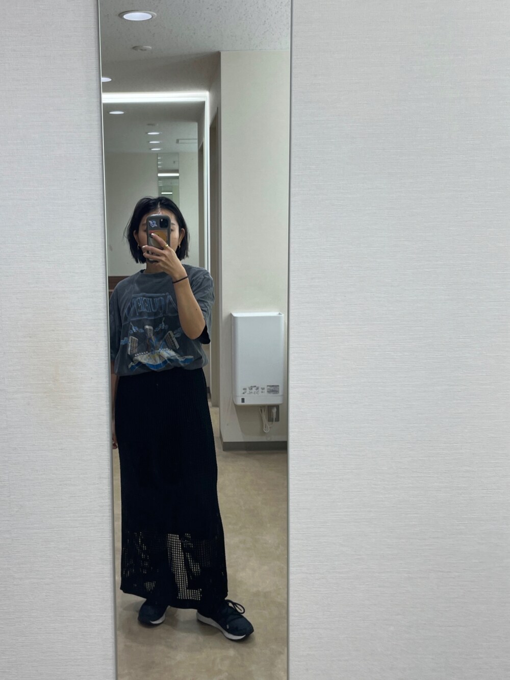 グレー系のTシャツ/カットソー、ブラック系のスニーカーを着用したレディースの春コーディネートの3枚目の写真