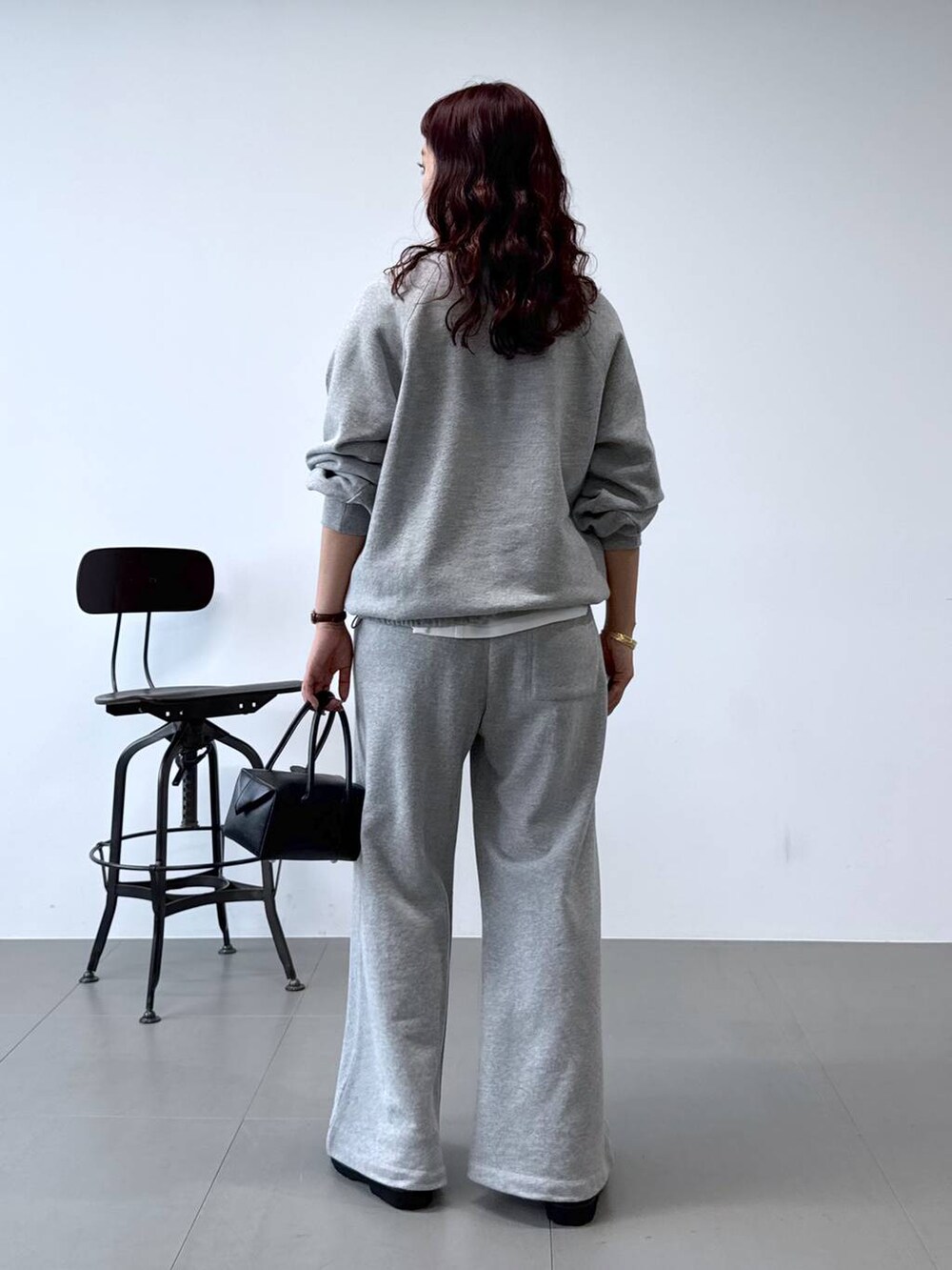 ブラック系のローファー、ホワイト系のシャツ/ブラウス、ブラック系のハンドバッグを着用したレディースの秋コーディネートの3枚目の写真