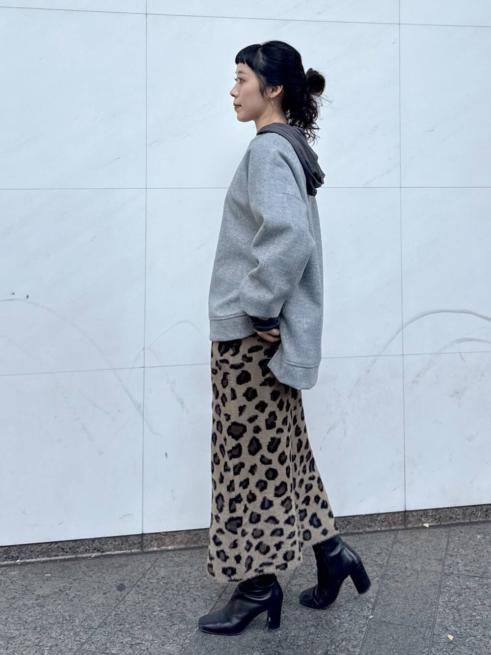 グレー系のTシャツ/カットソー、ブラック系のショルダーバッグ、その他のスカートを着用したレディースの冬コーディネートの3枚目の写真