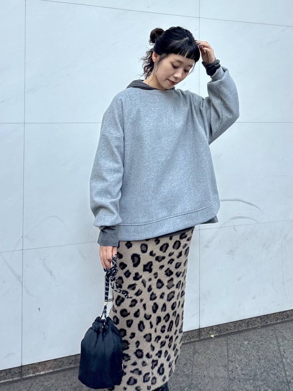 グレー系のTシャツ/カットソー、ブラック系のショルダーバッグ、その他のスカートを着用したレディースの冬コーディネートの8枚目の写真