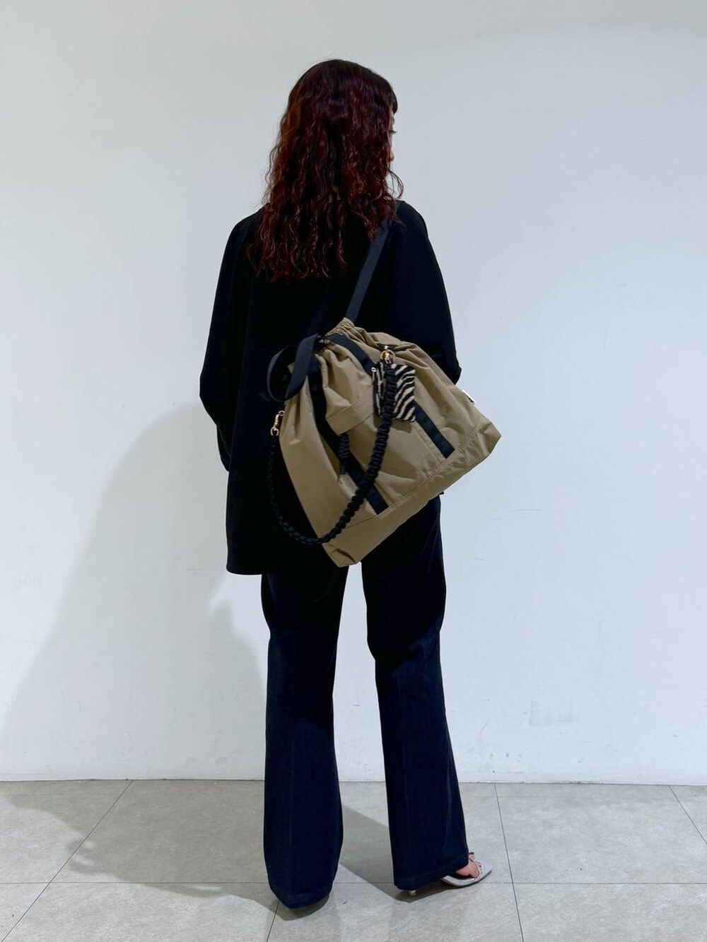 その他のサンダル、ブルー系のデニムパンツ、ブラック系のシャツ/ブラウスを着用したレディースの夏コーディネートの3枚目の写真