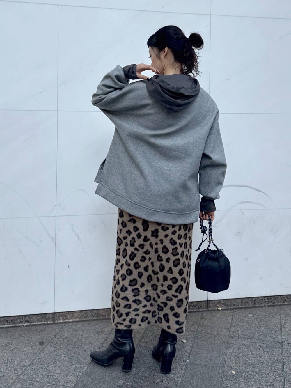 グレー系のTシャツ/カットソー、ブラック系のショルダーバッグ、その他のスカートを着用したレディースの冬コーディネートの4枚目の写真