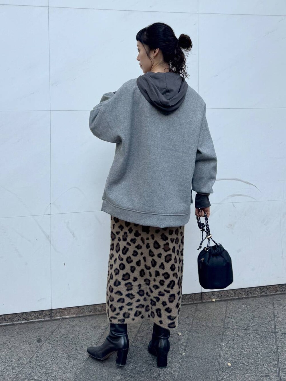 グレー系のTシャツ/カットソー、ブラック系のショルダーバッグ、その他のスカートを着用したレディースの冬コーディネートの5枚目の写真