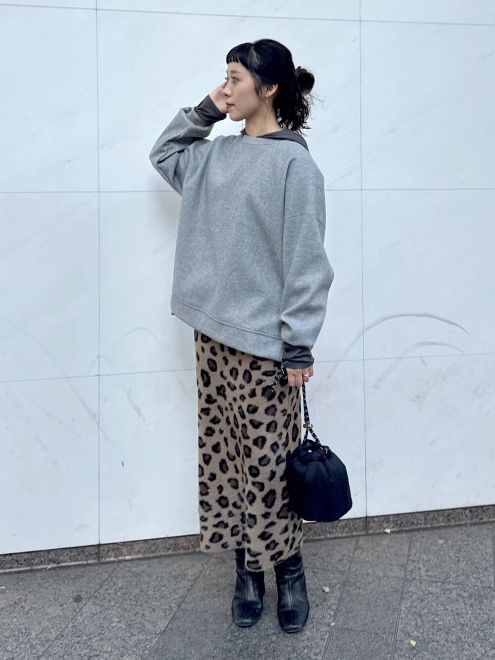 グレー系のTシャツ/カットソー、ブラック系のショルダーバッグ、その他のスカートを着用したレディースの冬コーディネートの2枚目の写真