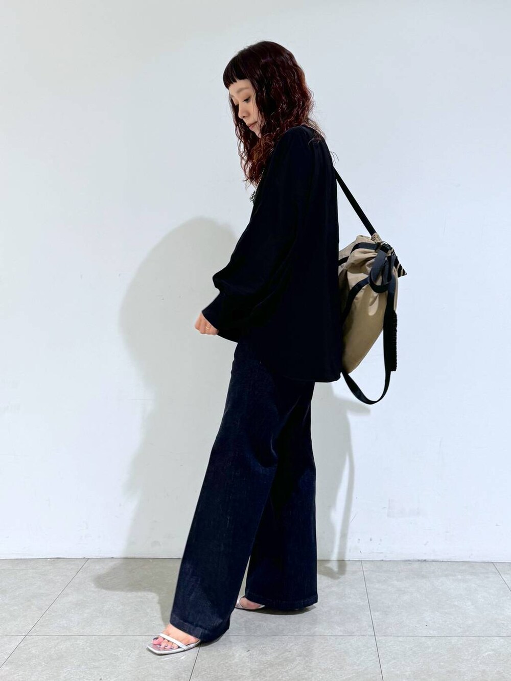 その他のサンダル、ブルー系のデニムパンツ、ブラック系のシャツ/ブラウスを着用したレディースの夏コーディネートの2枚目の写真