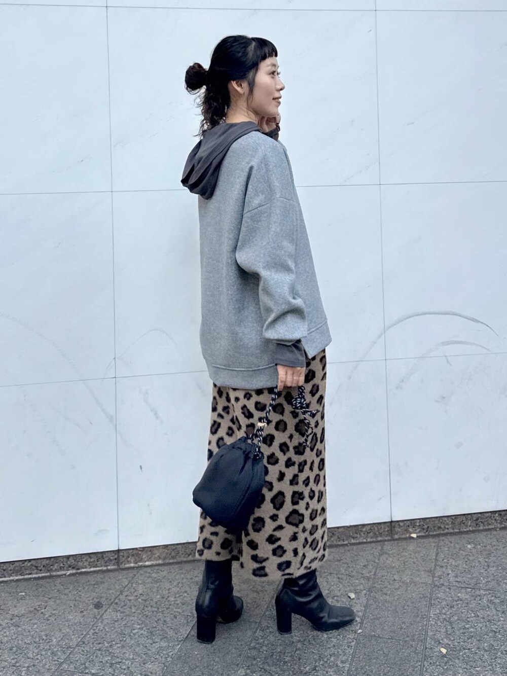 グレー系のTシャツ/カットソー、ブラック系のショルダーバッグ、その他のスカートを着用したレディースの冬コーディネートの7枚目の写真