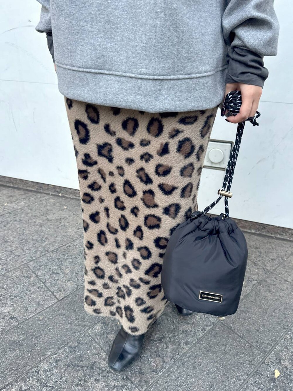 グレー系のTシャツ/カットソー、ブラック系のショルダーバッグ、その他のスカートを着用したレディースの冬コーディネートの10枚目の写真