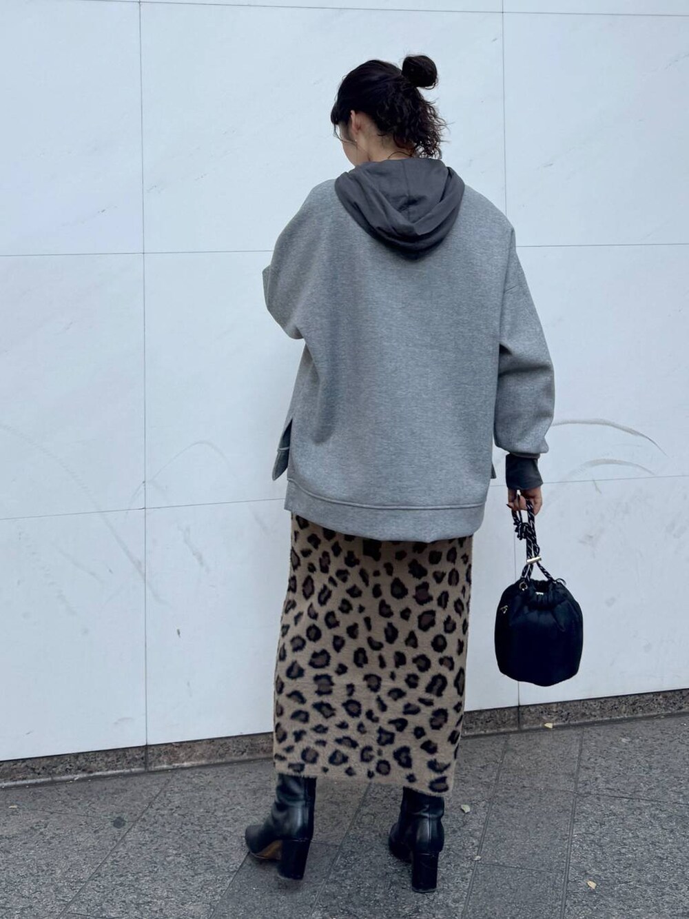 グレー系のTシャツ/カットソー、ブラック系のショルダーバッグ、その他のスカートを着用したレディースの冬コーディネートの6枚目の写真