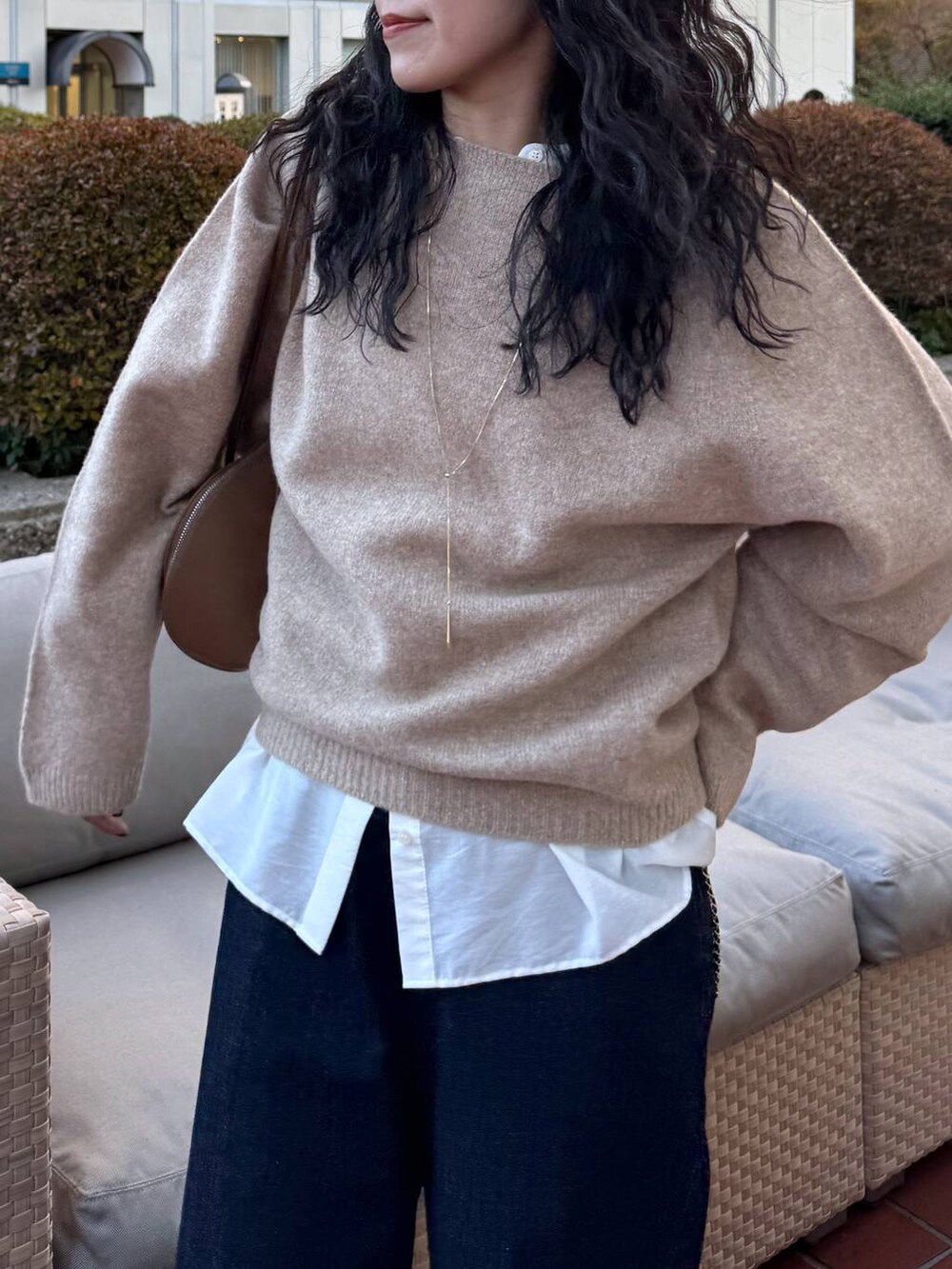 ブルー系のデニムパンツ、イエロー系のトートバッグ、ベージュ系のブーツを着用したレディースの冬コーディネートの4枚目の写真