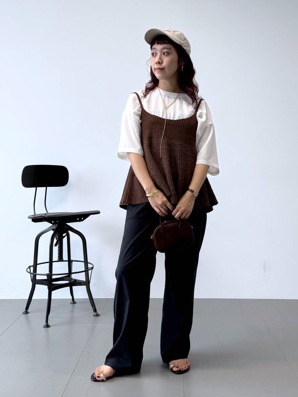 ホワイト系のシャツ/ブラウス、ブラック系のチノパンツ、ブラウン系のキャミソールを着用したレディースの秋コーディネートの3枚目の写真