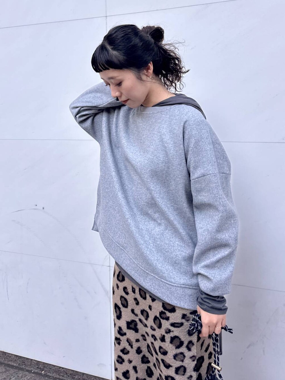 グレー系のTシャツ/カットソー、ブラック系のショルダーバッグ、その他のスカートを着用したレディースの冬コーディネートの9枚目の写真