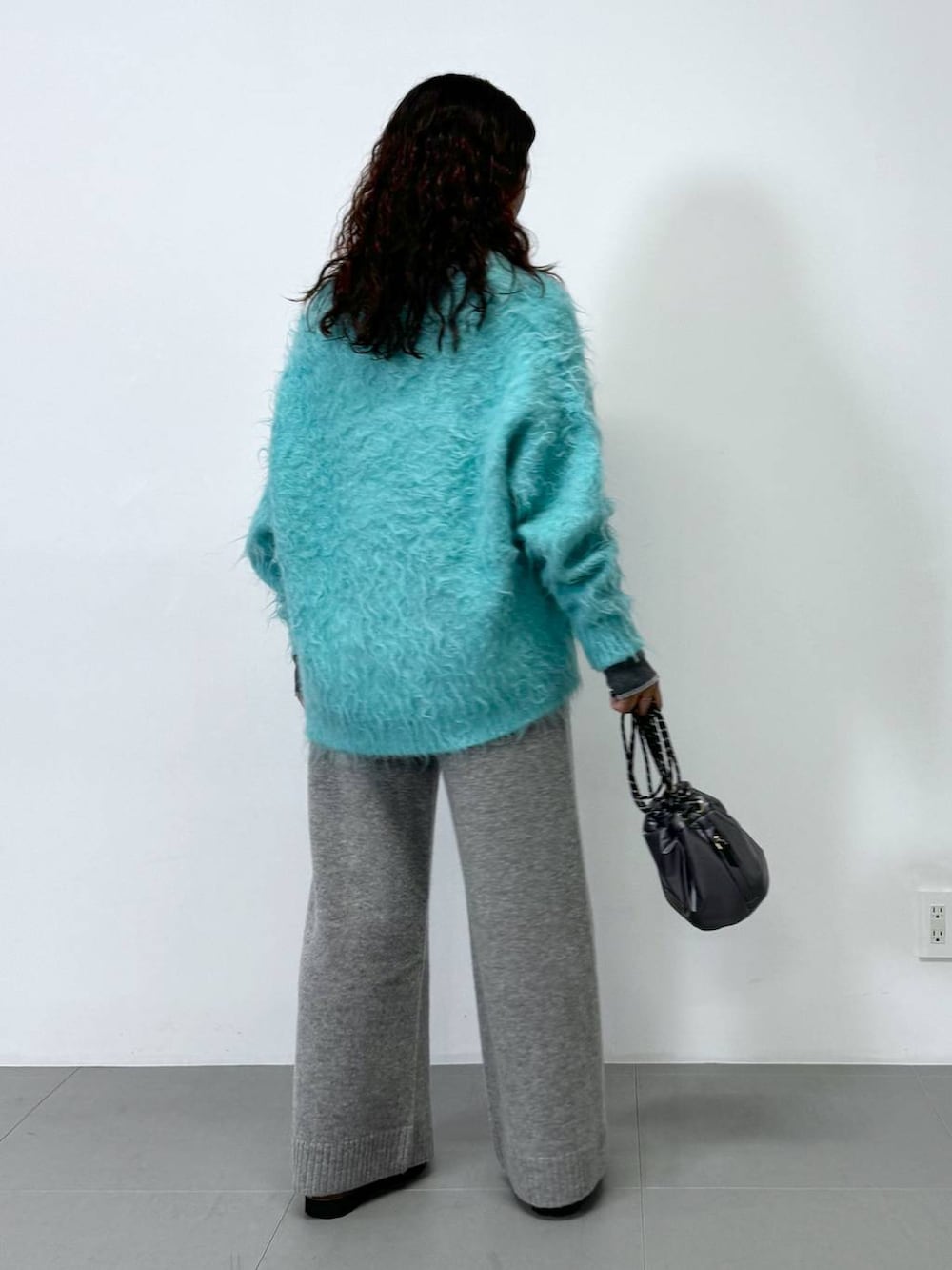 グレー系のその他パンツ、グレー系のニット/セーター、ブルー系のカーディガン/ボレロを着用したレディースの秋コーディネートの3枚目の写真