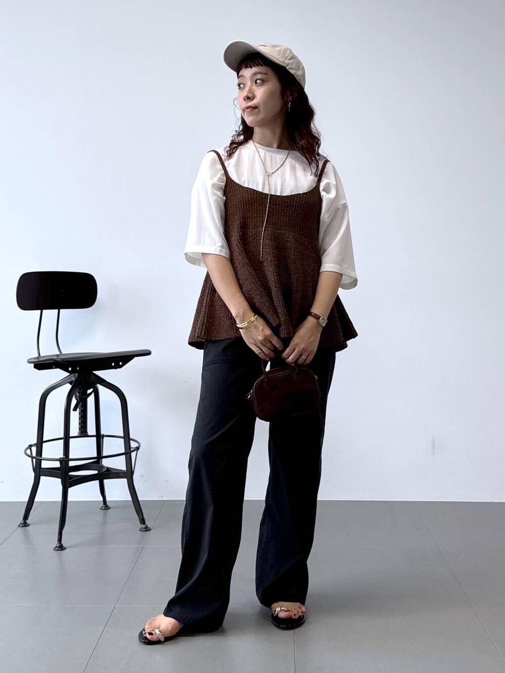 ホワイト系のシャツ/ブラウス、ブラック系のチノパンツ、ブラウン系のキャミソールを着用したレディースの秋コーディネートの2枚目の写真