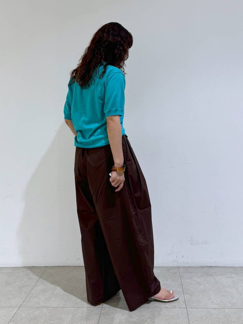 グリーン系のカーディガン/ボレロ、ブラウン系のその他パンツ、シルバー系のサンダルを着用したレディースの夏コーディネートの3枚目の写真