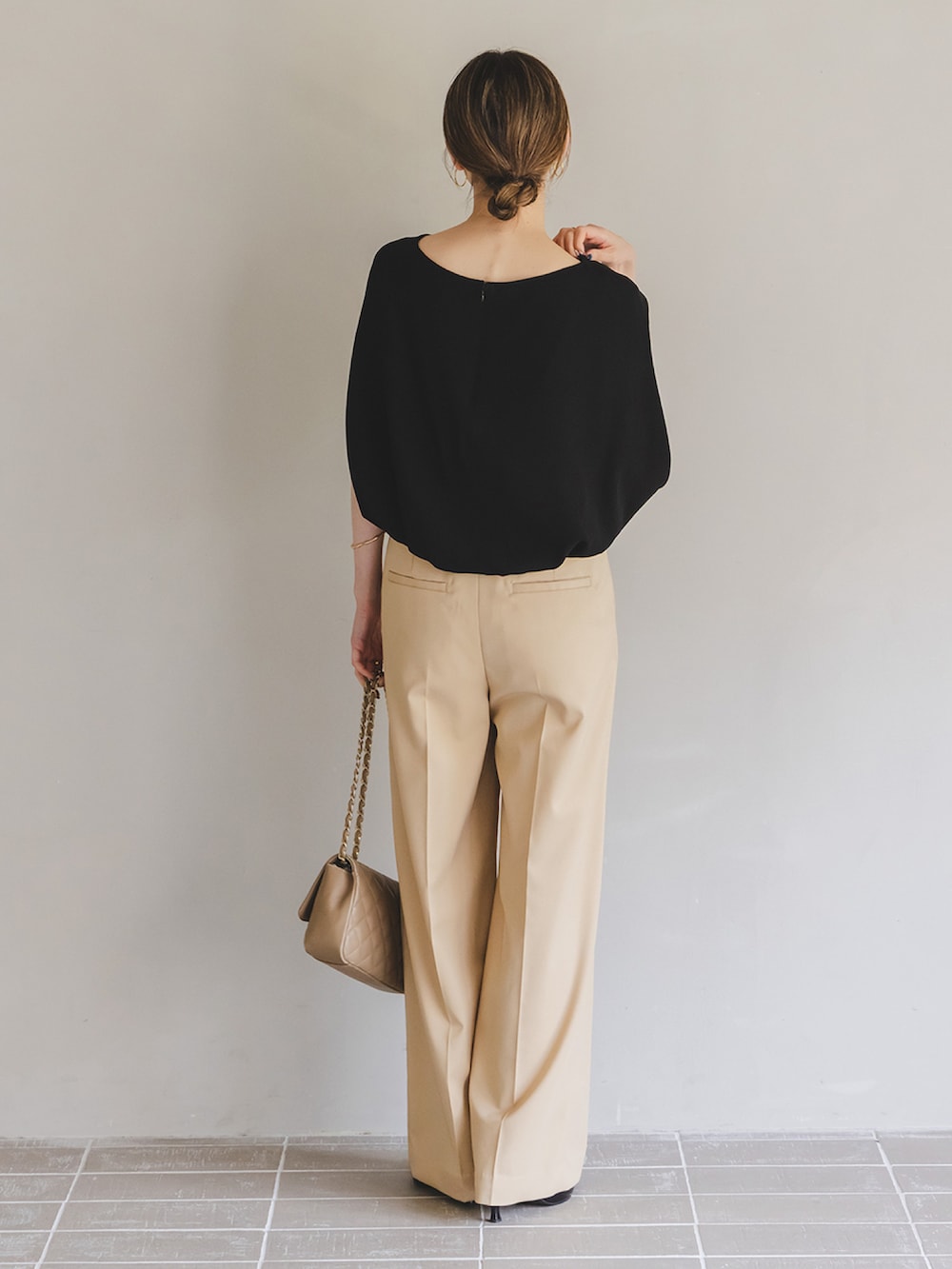 ブラック系のシャツ/ブラウス、ベージュ系のスラックス、ベージュ系のショルダーバッグを着用したレディースの夏コーディネートの3枚目の写真