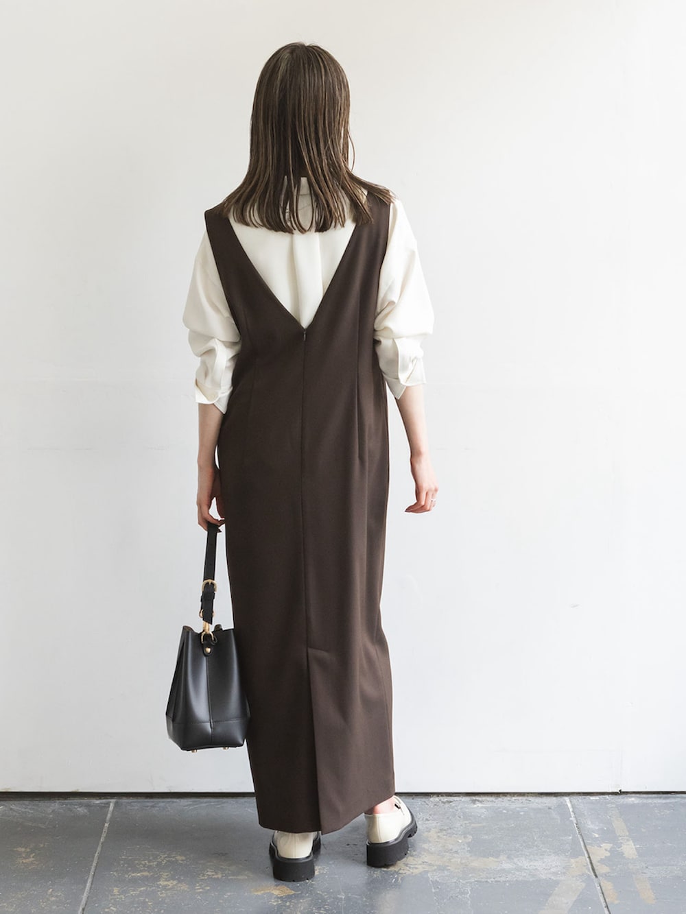 ホワイト系のシャツ/ブラウス、ブラウン系のワンピース、ホワイト系のローファーを着用したレディースの秋コーディネートの2枚目の写真