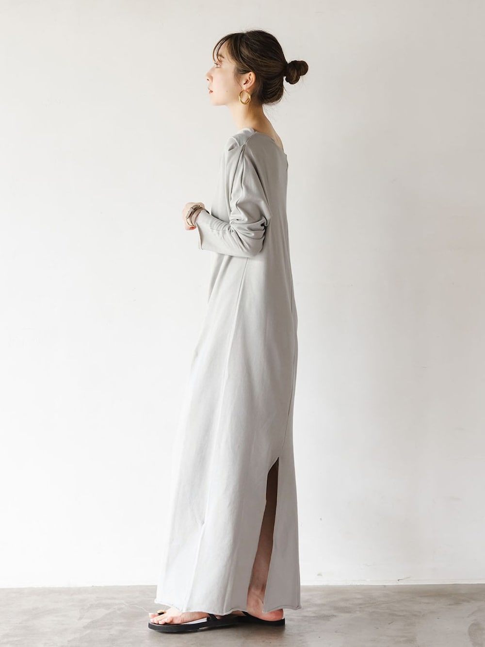 グレー系のワンピース、ベージュ系のショルダーバッグを着用したレディースの秋コーディネートの3枚目の写真