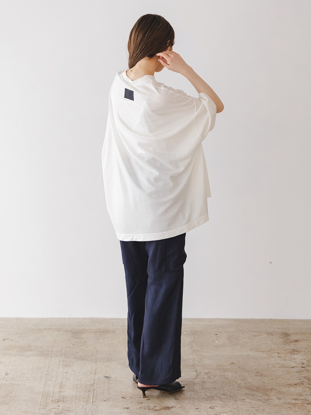 ホワイト系のTシャツ/カットソー、ブルー系のカーゴパンツ、ブラック系のサンダルを着用したレディースの春コーディネートの3枚目の写真