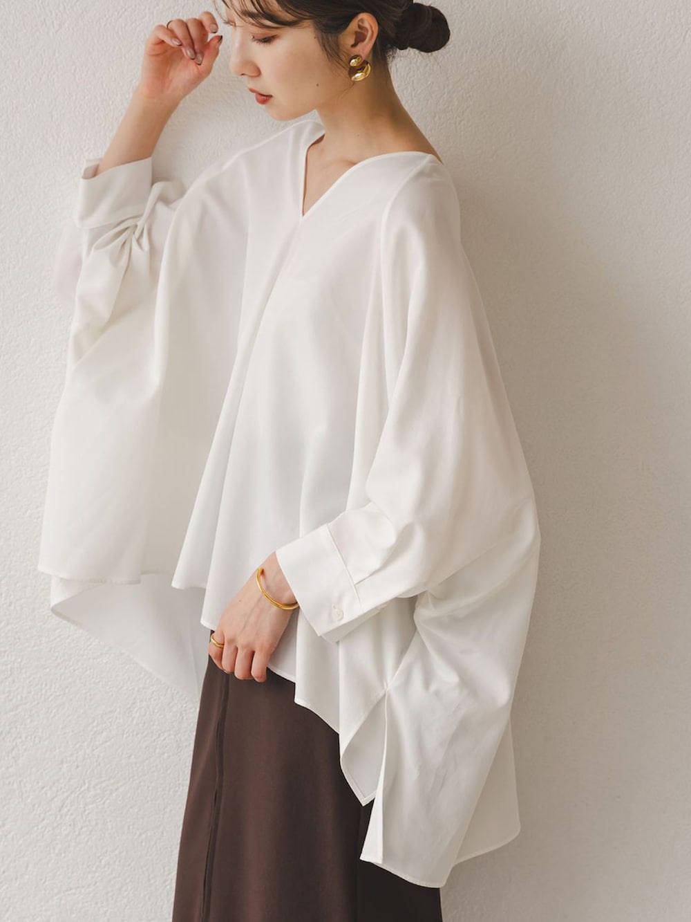 ホワイト系のシャツ/ブラウス、ブラウン系のスカート、ブラウン系のローファーを着用したレディースの秋コーディネートの4枚目の写真