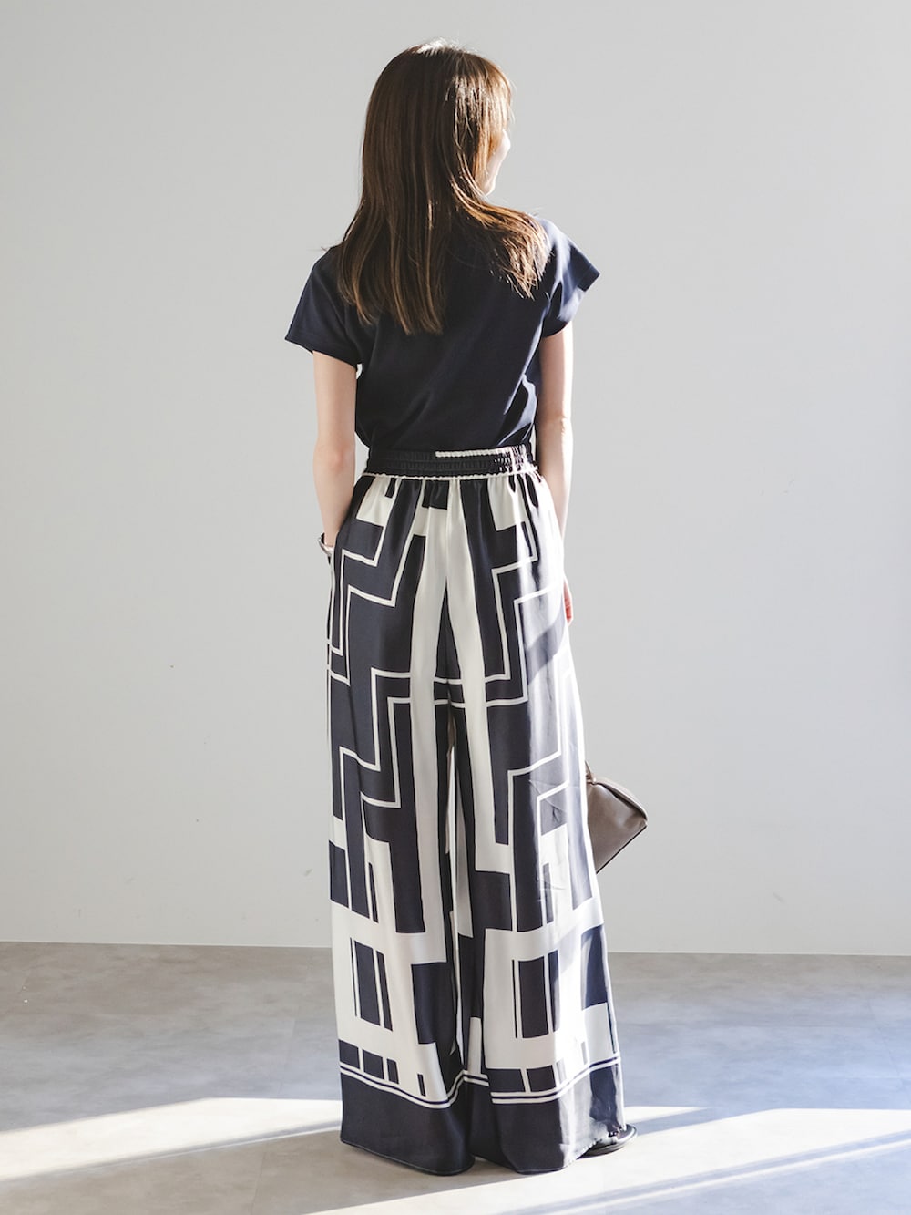 ブルー系のTシャツ/カットソー、ブルー系のその他パンツ、ブラウン系のショルダーバッグを着用したレディースの春コーディネートの3枚目の写真