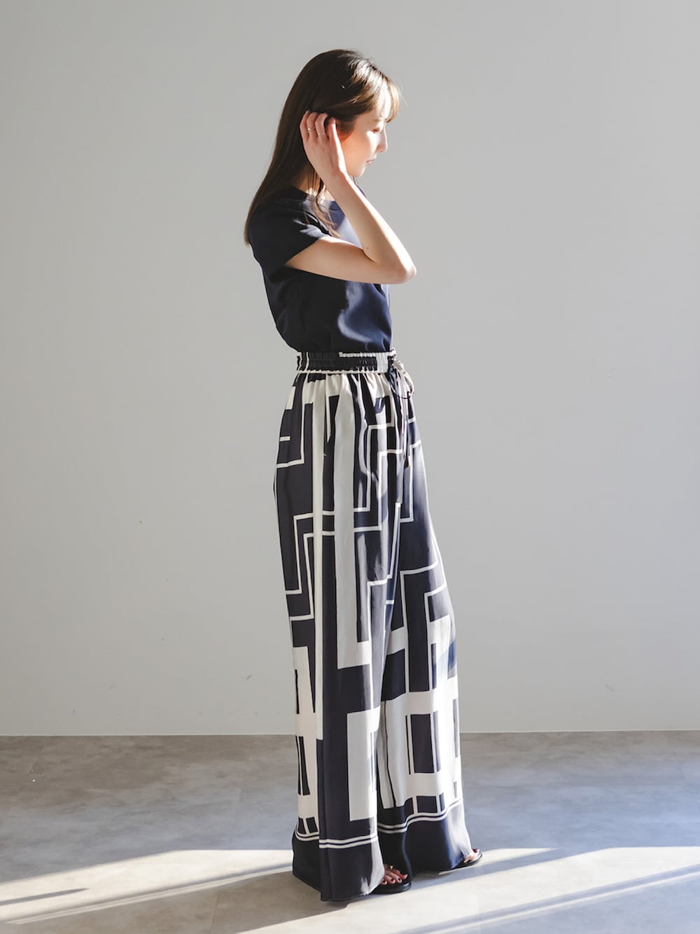 ブルー系のTシャツ/カットソー、ブルー系のその他パンツ、ブラウン系のショルダーバッグを着用したレディースの春コーディネートの2枚目の写真