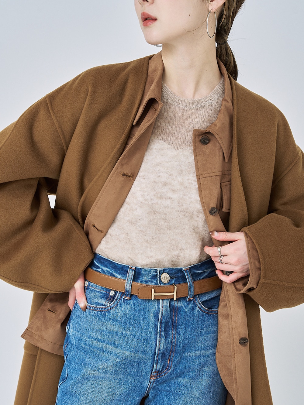 ベージュ系のニット/セーター、イエロー系のノーカラーコート、イエロー系のシャツ/ブラウスを着用したレディースの冬コーディネートの3枚目の写真