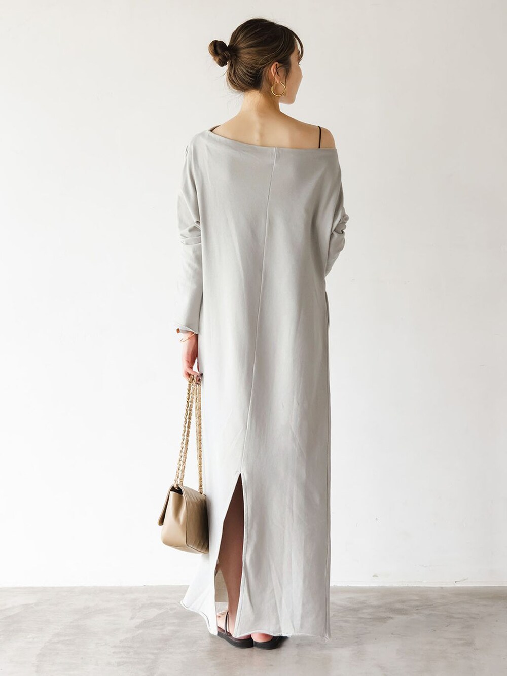 グレー系のワンピース、ベージュ系のショルダーバッグを着用したレディースの秋コーディネートの4枚目の写真